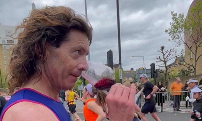 Gilbey thử rượu vang trên đường chạy London Marathon 2024. Ảnh: PA