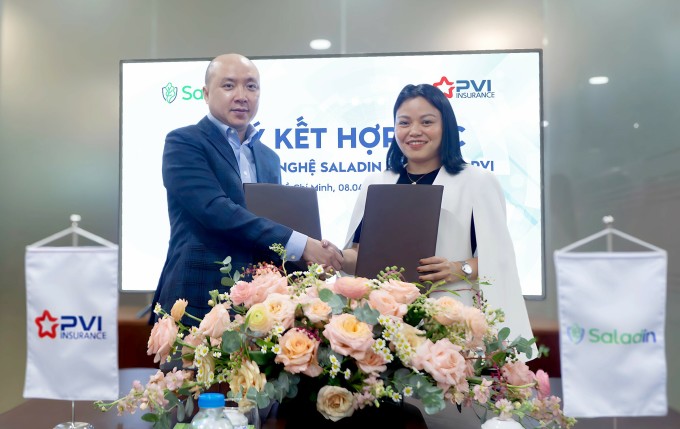 Ông Trần Hữu Anh - Giám đốc Chi nhánh Bảo hiểm PVI Digital và bà Lê Thị Thanh Vân - Giám đốc của Saladin trao thỏa thuận hợp tác. Ảnh: PVI