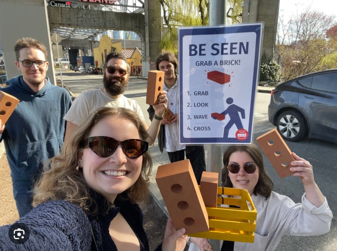 Các thành viên của tổ chức phi lợi nhuận Vision Zero Vancouver - nhóm sáng kiến ra ý tưởng cầm gạch xốp qua đường tại Vancouver. Ảnh: Vision Zero Vancouver
