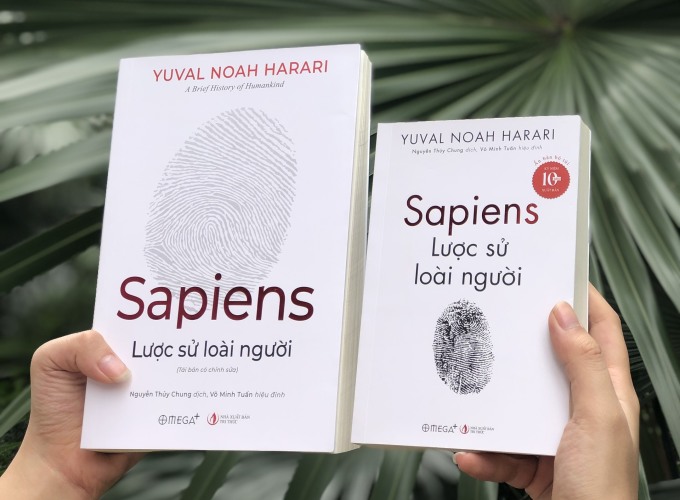 Bìa sách Sapiens: lược sử loài người phiên bản bỏ túi (phải), do Nguyễn Thủy Chung dịch, Võ Minh Tuấn hiệu đính. Ảnh: Omega Plus