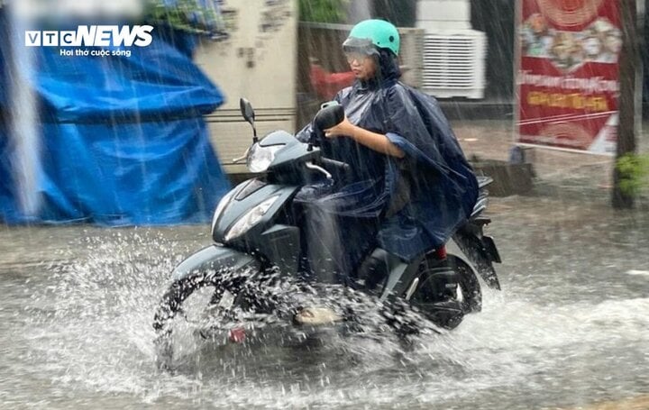 Đài Khí tượng Thủy văn Nam Bộ thông tin trong khoảng ngày 17 - 20/4 về chiều ở một số nơi tại TP.HCM sẽ có mưa dông.