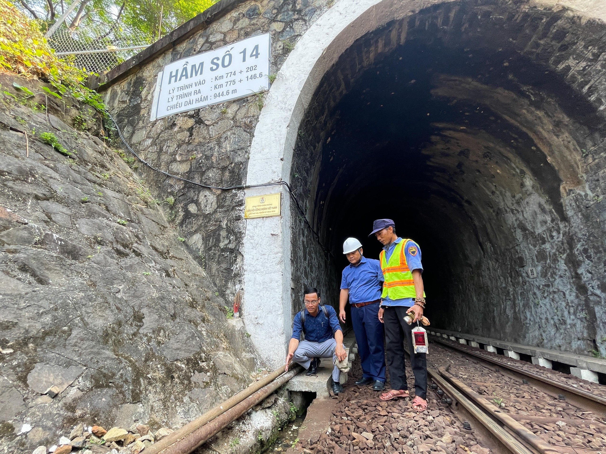 Đoàn công tác Công ty CP đường sắt Quảng Nam - Đà Nẵng kiểm tra tại hầm số 14 (hầm Liên Chiểu) đường sắt qua đèo Hải Vân