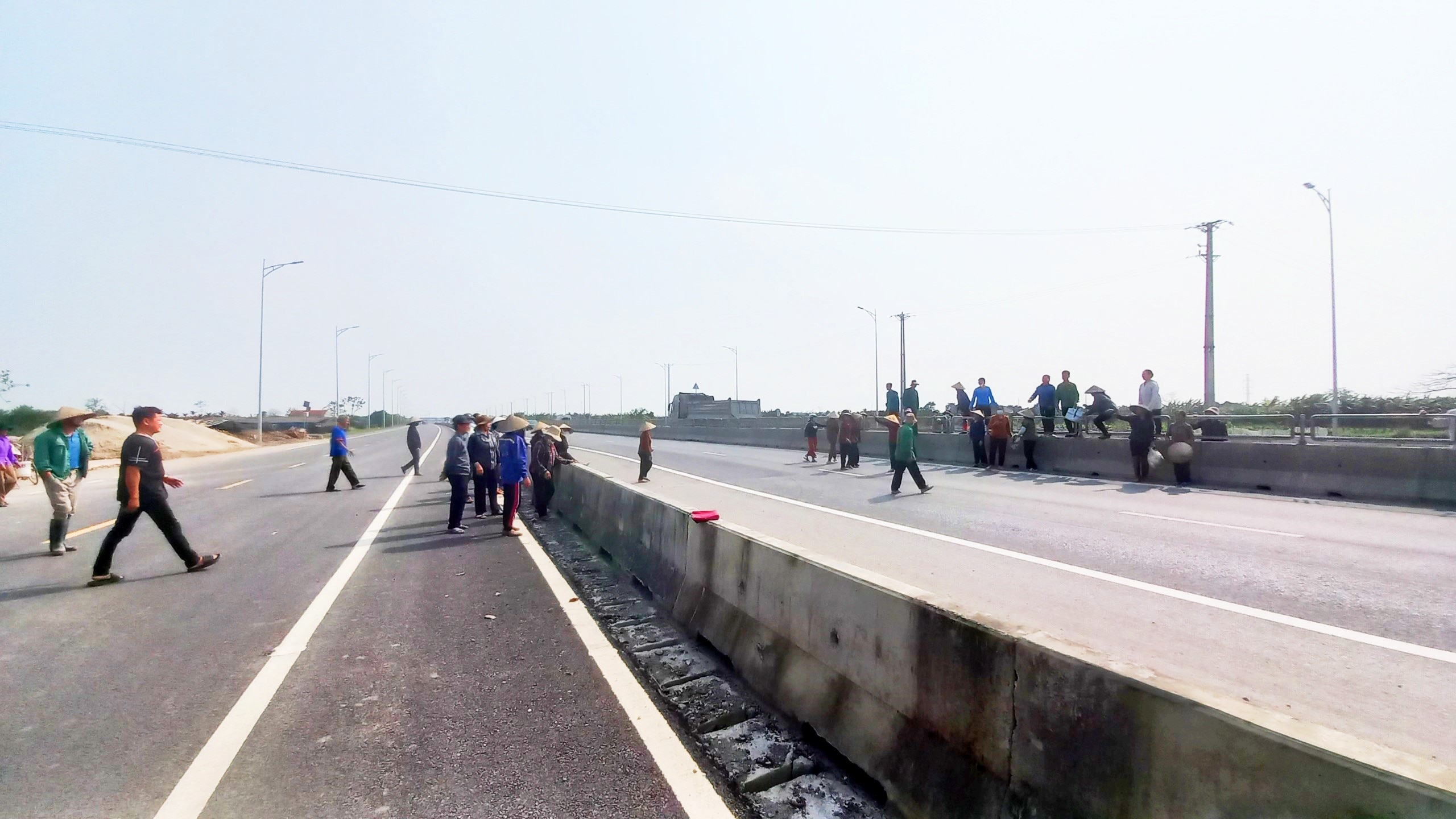 Sắp tới, người dân thôn Xuân Điểm sẽ không phải mạo hiểm băng qua đường nối giữa 2 cao tốc Hà Nội - Hải Phòng và Cầu Giẽ - Ninh Bình khi dự án xây cầu vượt sắp được triển khai