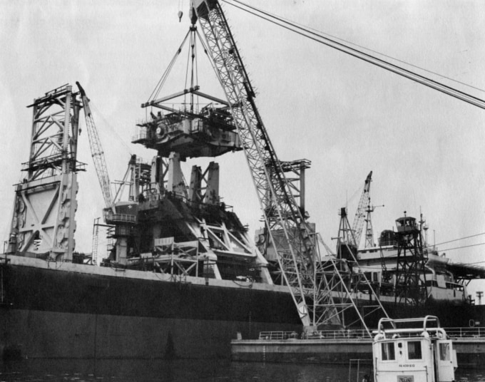 Siêu cần cẩu Sun 800 đưa thiết bị và máy móc hạng nặng lên tàu thám hiểm Glomar Explorer vào thập niên 1970. Ảnh: Sun Ship Historical Society
