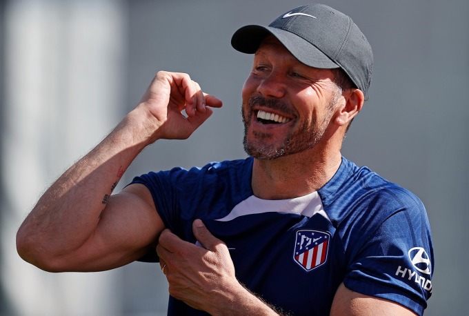 HLV Diego Simeone trên sân tập Atletico Madrid ngày 14/4. Ảnh: X / Atletico Madrid