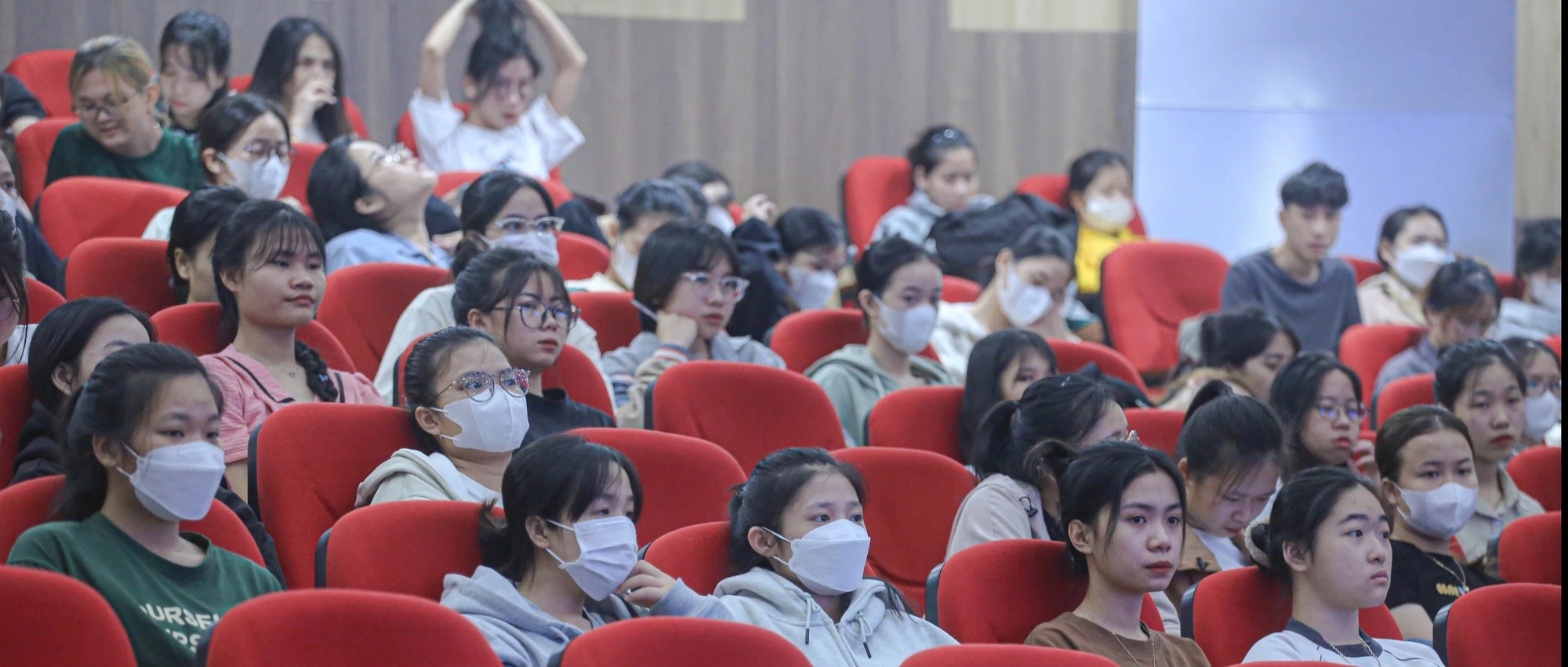 Sinh viên ngành y 'luyện' viết hồ sơ, kỹ năng phỏng vấn xin việc- Ảnh 1. Hội nghị thu hút 1.300 sinh viên khóa tốt nghiệp năm 2025 của Trường ĐH Y Dược (ĐH Huế) tham gia