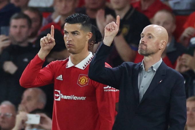 HLV Ten Hag và Ronaldo bên đường biên trận Man Utd - Liverpool ở Ngoại hạng Anh ngày 22/2/2022. Ảnh: Reuters.