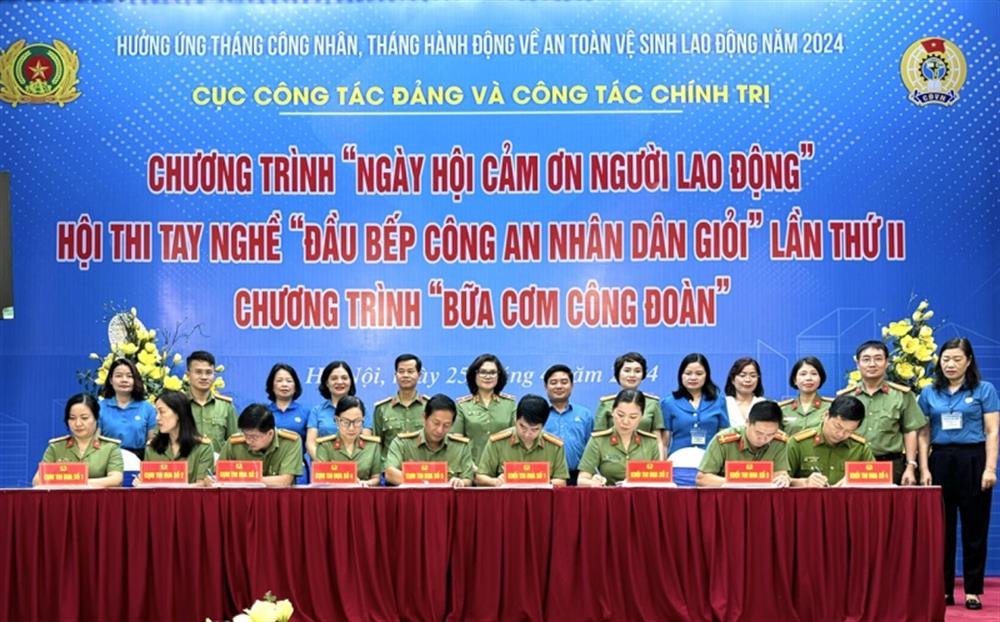 Thiếu tướng Ngô Hoài Thu và các đại biểu chứng kiến Công đoàn Công an các đơn vị, địa phương ký cam kết thi đua đảm bảo an toàn vệ sinh lao động.