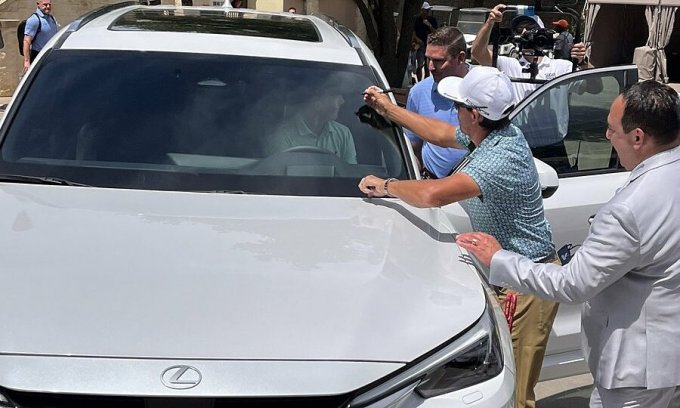 Spieth ngồi lên chiếc SUV Lexus với chữ ký lưu niệm trên kính chắn gió do đồng nghiệp Rickie Fowler đặt bút. Ảnh: X / Rex Hoggard GC