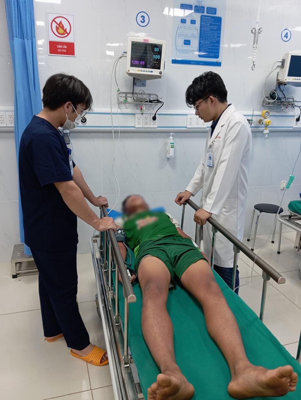 Sử dụng kẹo ngậm, một học sinh bị phản vệ nguy hiểm- Ảnh 1. Sử dụng kẹo ngậm, một học sinh bị phản vệ nguy hiểm- Ảnh 1.
