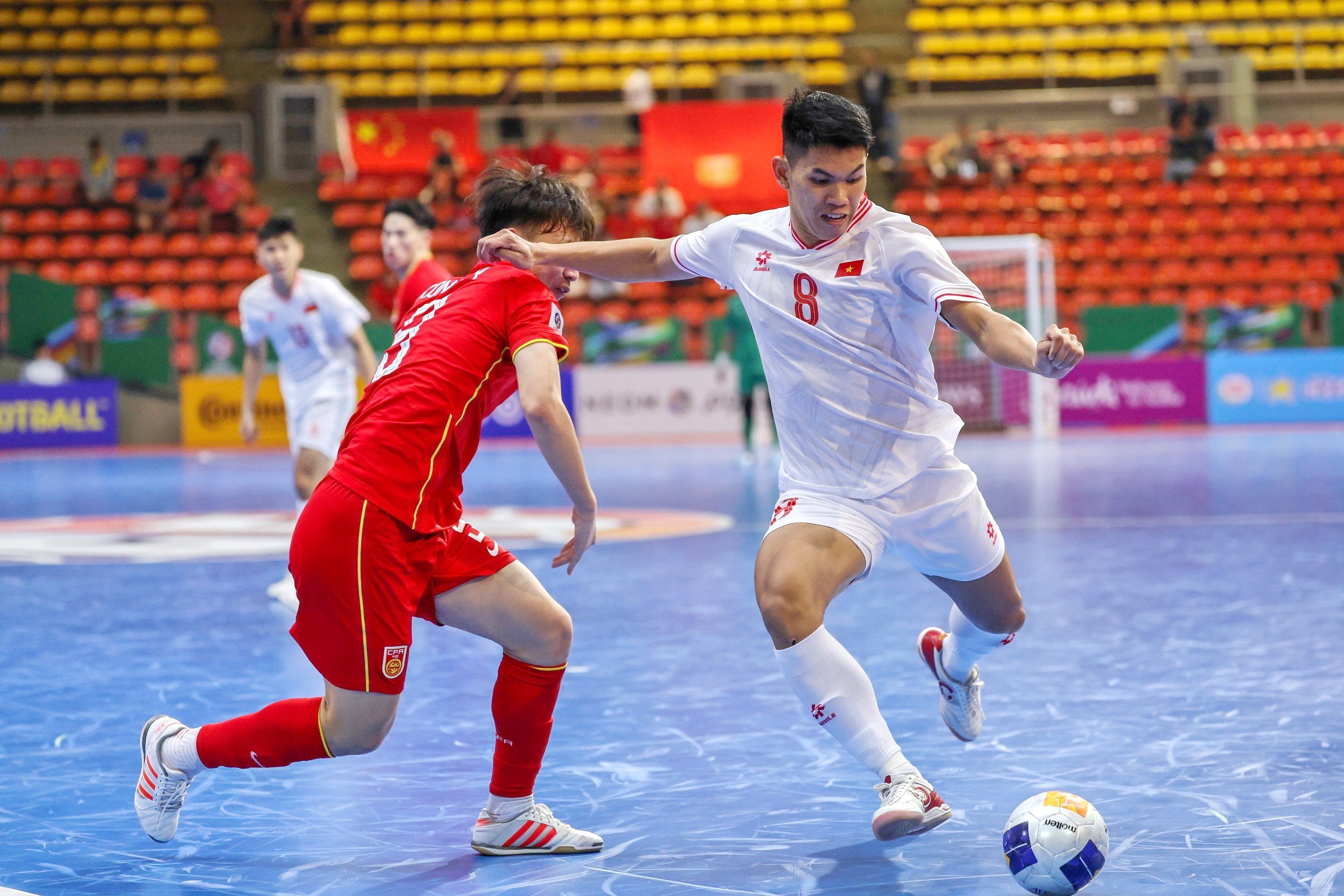 Đội tuyển futsal Việt Nam: Sự tự tin đã trở lại- Ảnh 1. Đội tuyển futsal VN (phải) đã cải thiện qua từng trận đấu