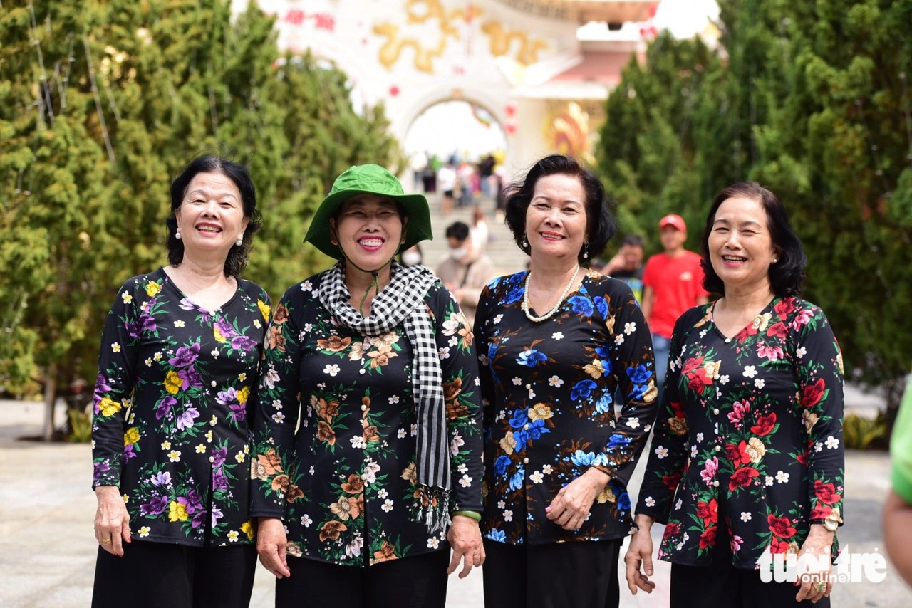 Cô Trần Thị Lan, ngụ TP Thủ Đức, TP.HCM (bìa phải) cùng bạn bè tham gia lễ dâng hương dịp giỗ Tổ Hùng Vương tại Suối Tiên - Ảnh: DUYÊN PHAN