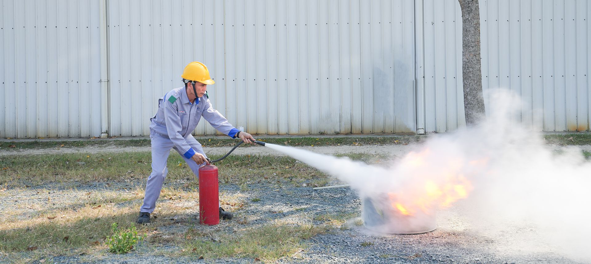 Công nhân diễn tập dập lửa bằng bình chữa cháy