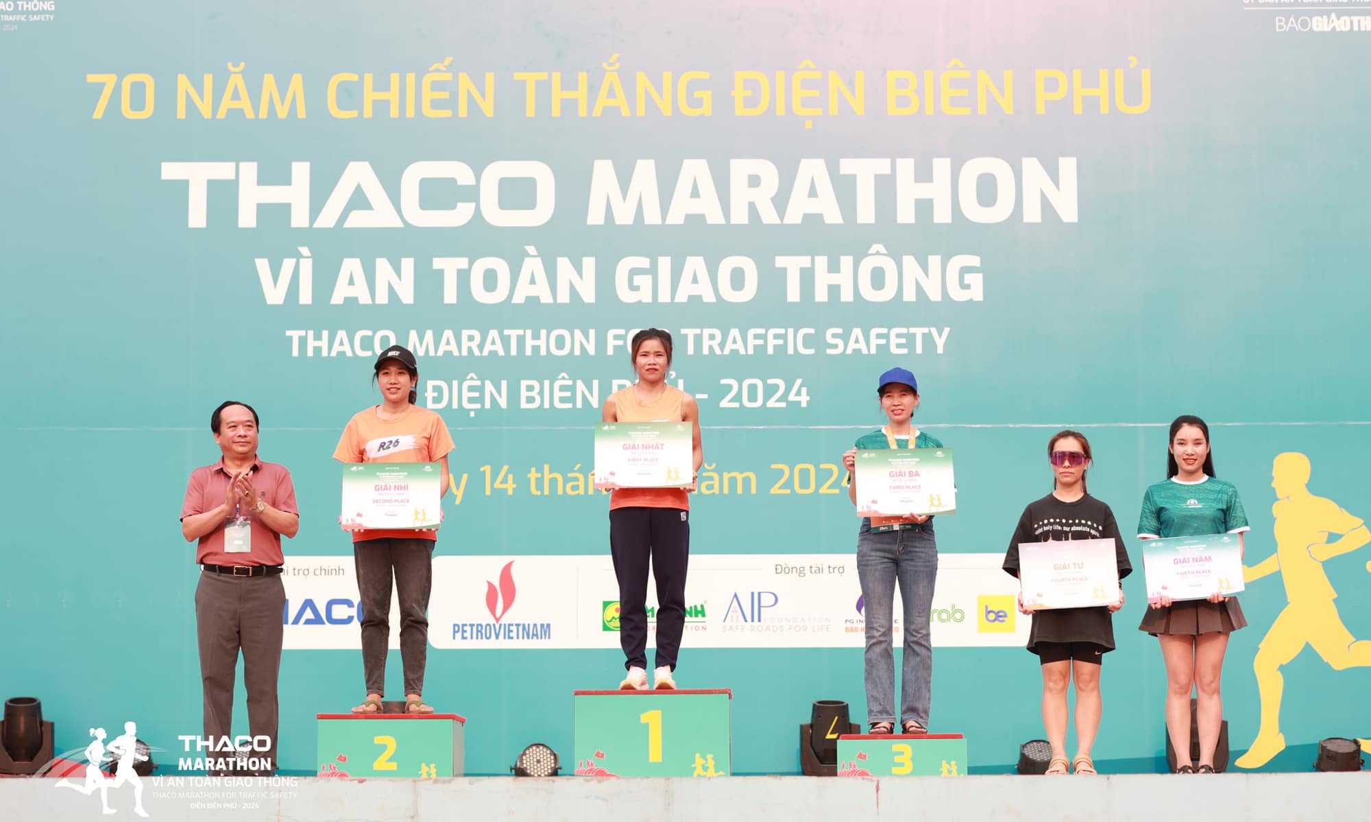 Chị Nguyễn Thị Nhâm – Nhân viên THACO AUTO Sơn La (ngoài cùng bên phải) về đích thứ 5 ở cự ly 21km