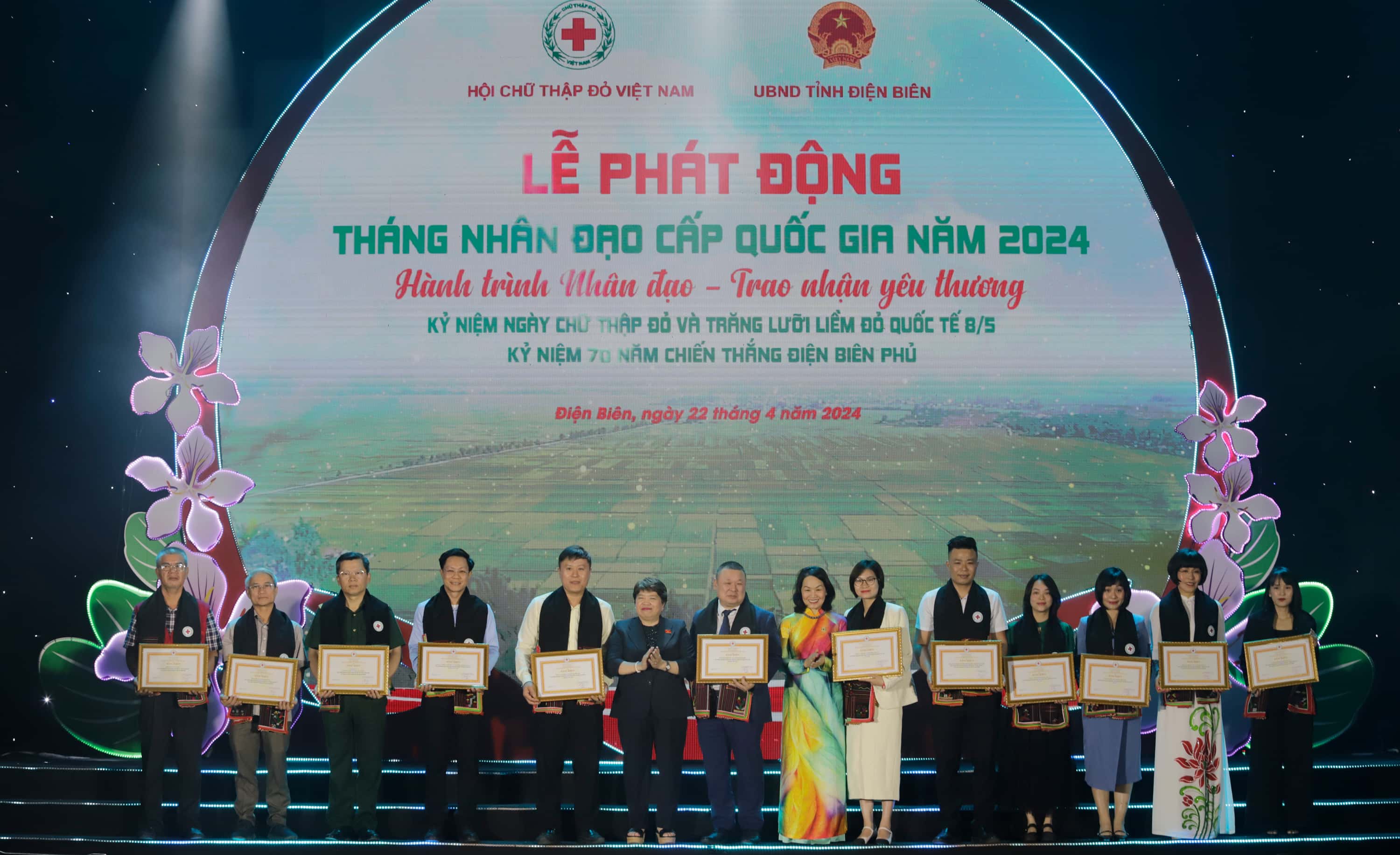 Đại diện THACO, ông Phạm Hữu Khánh – Giám đốc THACO AUTO Điện Biên (đứng thứ 5, từ trái sang) nhận quà lưu niệm và bằng khen của Trung ương Hội Chữ thập đỏ Việt Nam