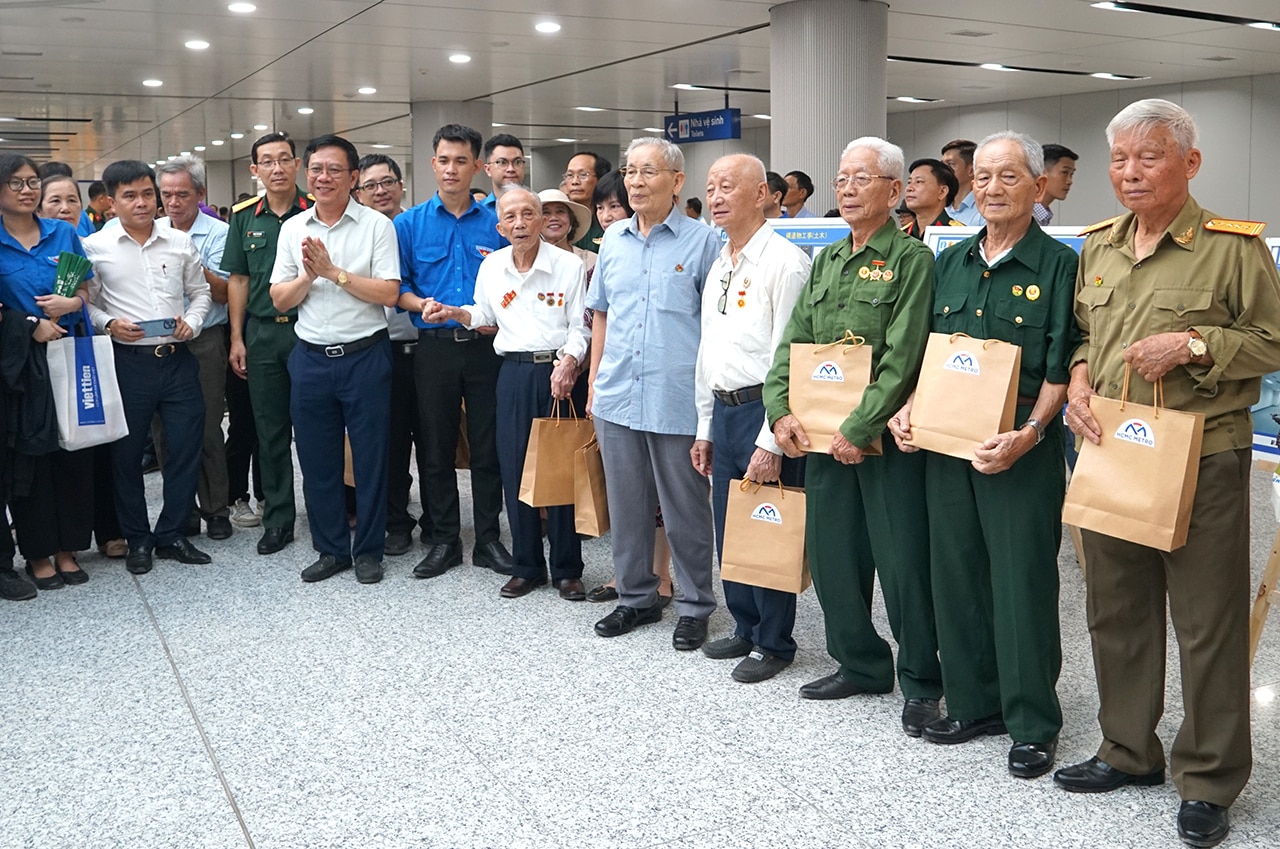 TP. Hồ Chí Minh:  Đoàn tàu Metro số 1 lần đầu chạy tự động, đón những vị khách đặc biệt -0