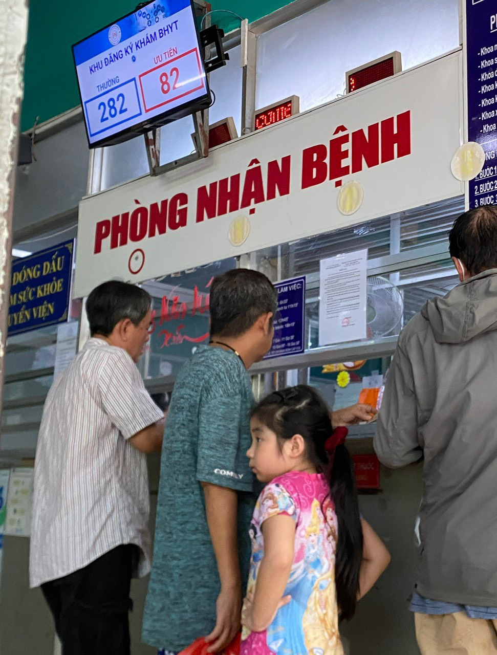 TP.HCM: Không để người bệnh phải tự mua thuốc, vật tư thuộc diện bảo hiểm y tế chi trả- Ảnh 1. Bệnh nhân đăng ký khám bệnh tại Bệnh viện Phú Nhuận (TP.HCM) - Ảnh: TỰ TRUNG