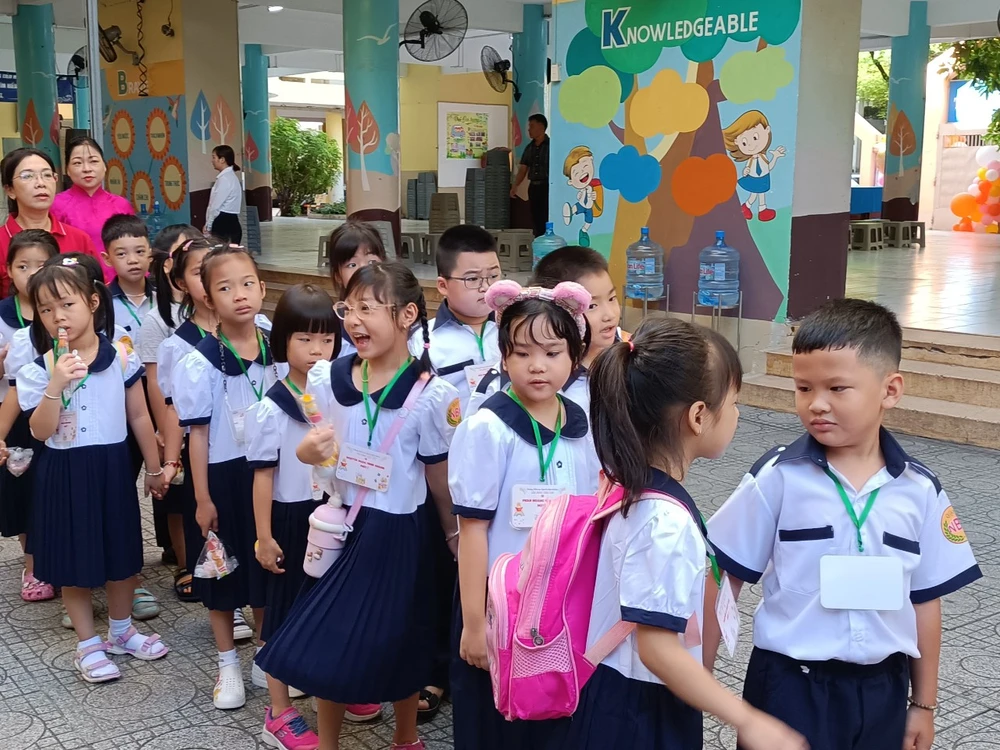 Học sinh lớp 1 Trường Tiểu học Nguyễn Bỉnh Khiêm (quận 1) háo hức trong ngày tựu trường năm học 2023-2024.2.jpg