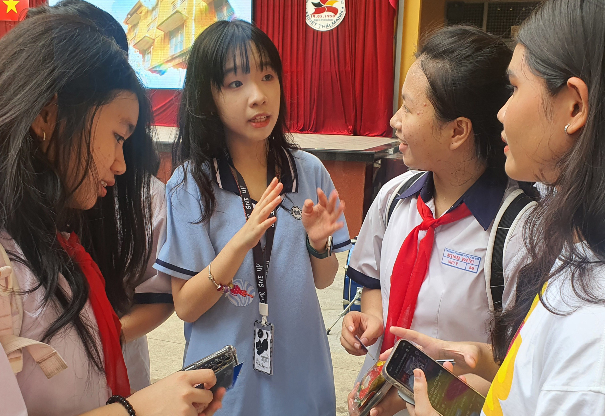TP.HCM công bố danh sách, học phí 234 trường tuyển học sinh vào lớp 10- Ảnh 1. Học sinh lớp 9 ở TP.HCM nghe học sinh Trường THPT Thalmann (quận 1, TP.HCM) giới thiệu về ngôi trường của mình và tư vấn về tuyển sinh lớp 10 năm 2024 - Ảnh: H.HG.