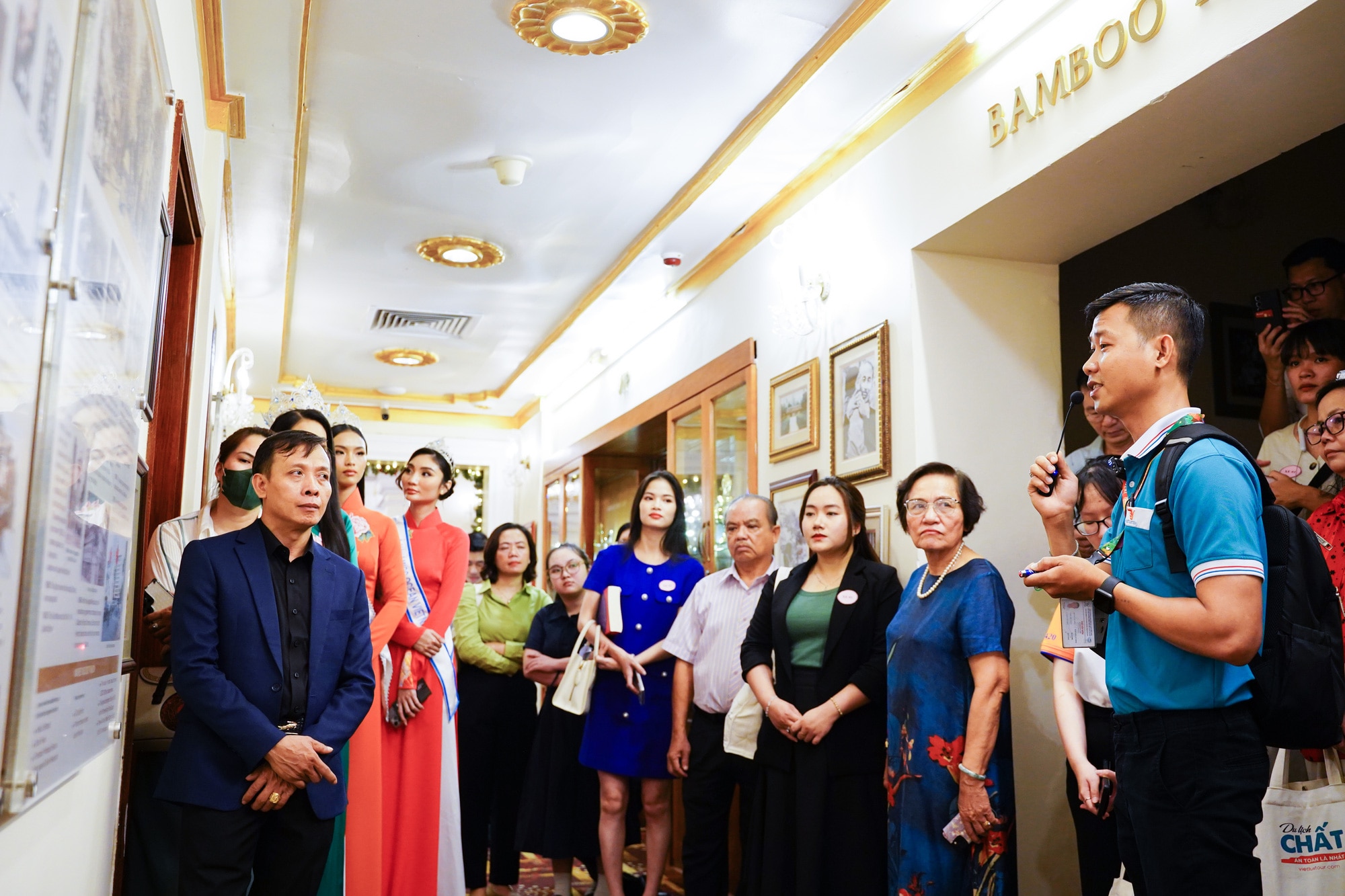 Du khách tham gia tour đêm về quận 1 tìm hiểu các chuyện lịch sử trong khách sạn Continental Saigon - Ảnh: N.BÌNH