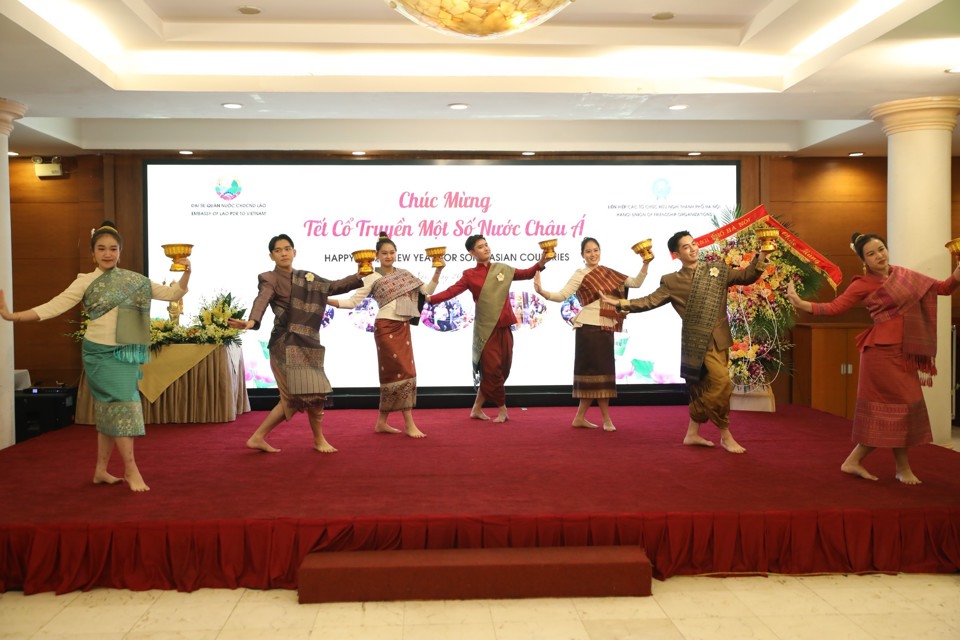 Các tiết mục mang đậm màu sắc văn hóa cổ truyền của mỗi nước góp phần giúp bạn bè quốc tế được sống trong không khí của ngày Tết cổ truyền như đang ở trên quê hương mình.