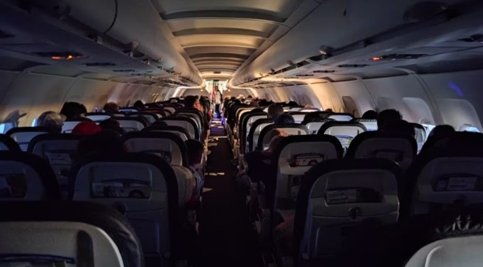 Lights in the aircraft cabin turn off during critical flight stages. Photo: Daniel Martínez Garbuno