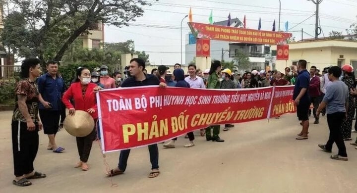 Trước phản đối của phụ huynh học sinh, UBND huyện Triệu Sơn đã tạm dừng việc sáp nhập trường. (Ảnh: CTV)