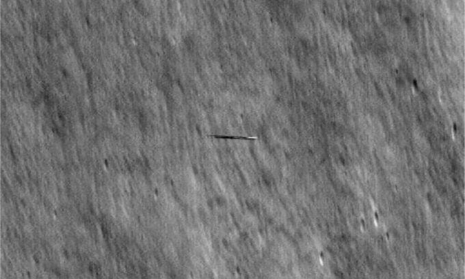 Tàu LRO hướng camera xuống để chụp ảnh tàu Danuri khi đang bay cao hơn khoảng 5 km. Ảnh: NASA/Goddard/Arizona State University