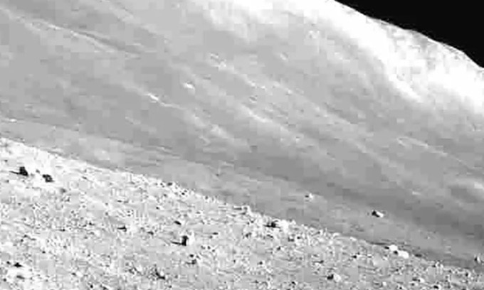صورة لسطح القمر أرسلتها المركبة الفضائية SLIM بعد الليلة القمرية الثالثة. الصورة: جاكسا