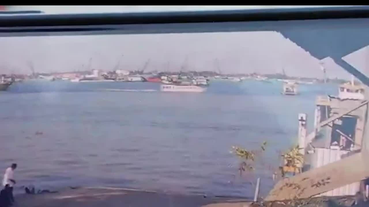 Tàu chở 42 khách nước ngoài va chạm phà trên sông Tiền