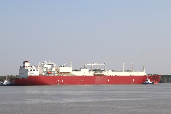 Tàu chở 70.000 tấn LNG để sản xuất 500 triệu kWh điện cập cảng PV GAS