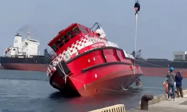 Tàu chữa cháy lớn nhất thế giới tự thăng bằng trong 6 giây