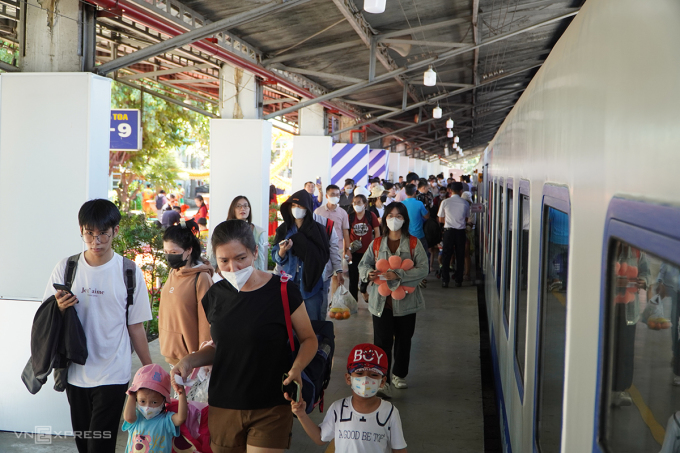 Passengers take the train at Saigon station, April 27. Photo: Gia Minh