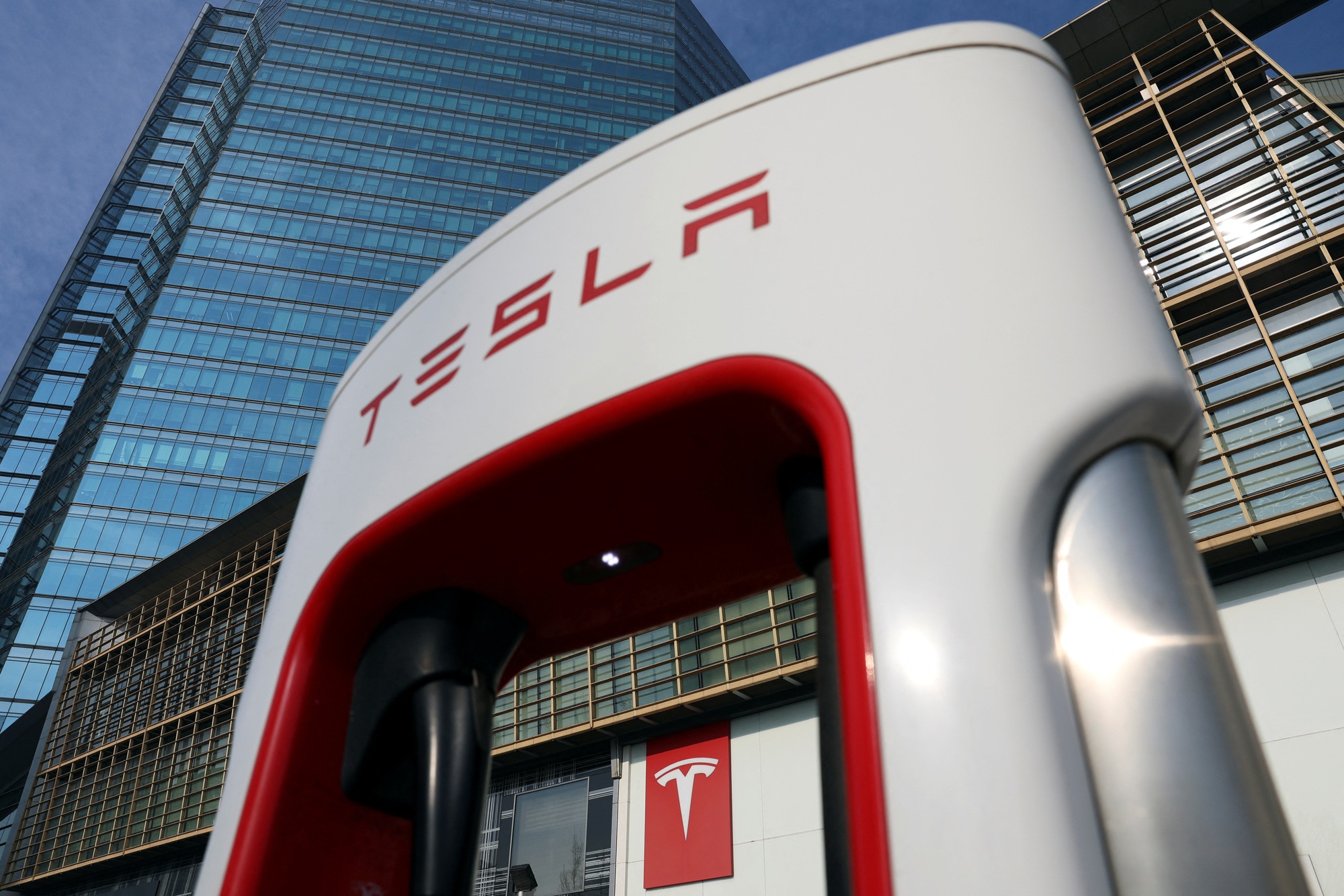 Tesla giảm giá bán xe điện trên toàn cầu- Ảnh 1. Tesla giảm giá bán xe điện trên toàn cầu- Ảnh 1.