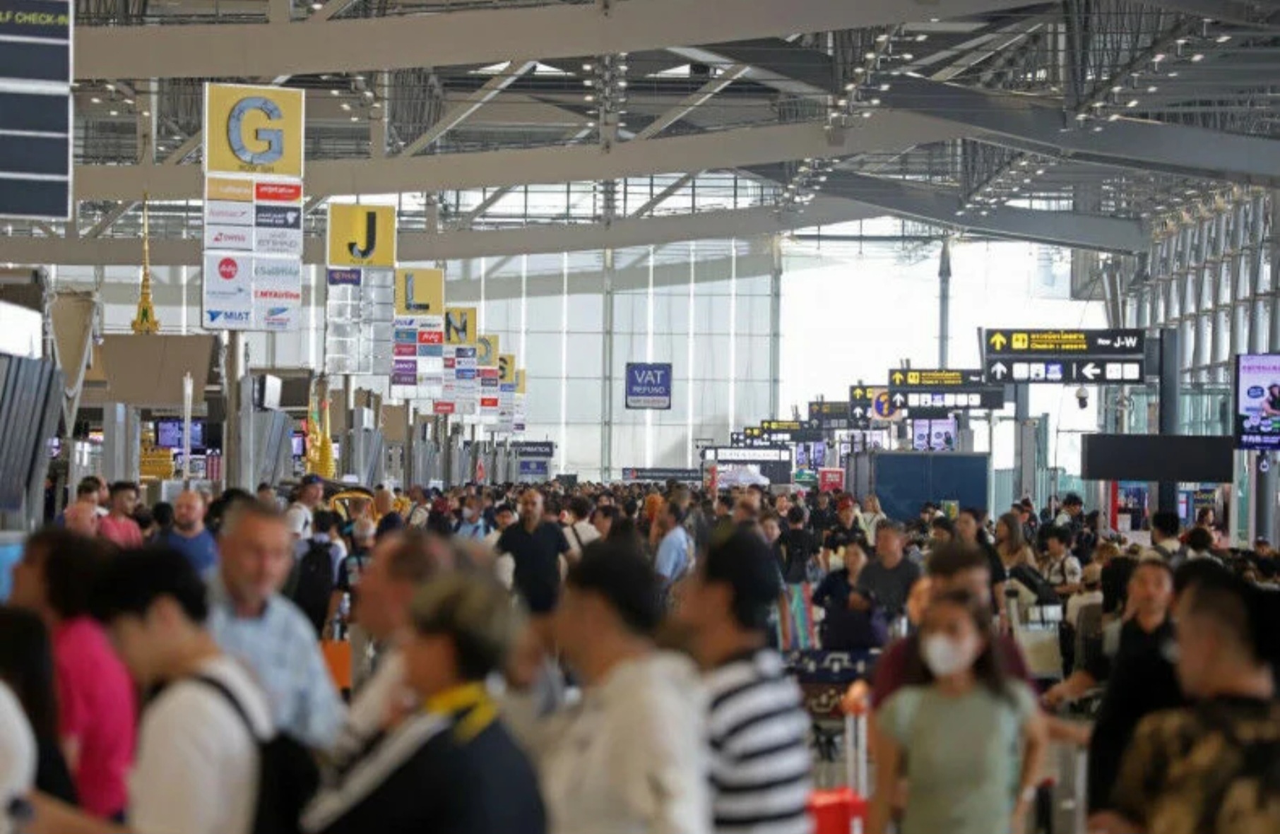 Thái Lan muốn thu thuế du khách quốc tế 200.000 đồng- Ảnh 1. Du khách đông đúc ở sân bay Suvarnabhumi