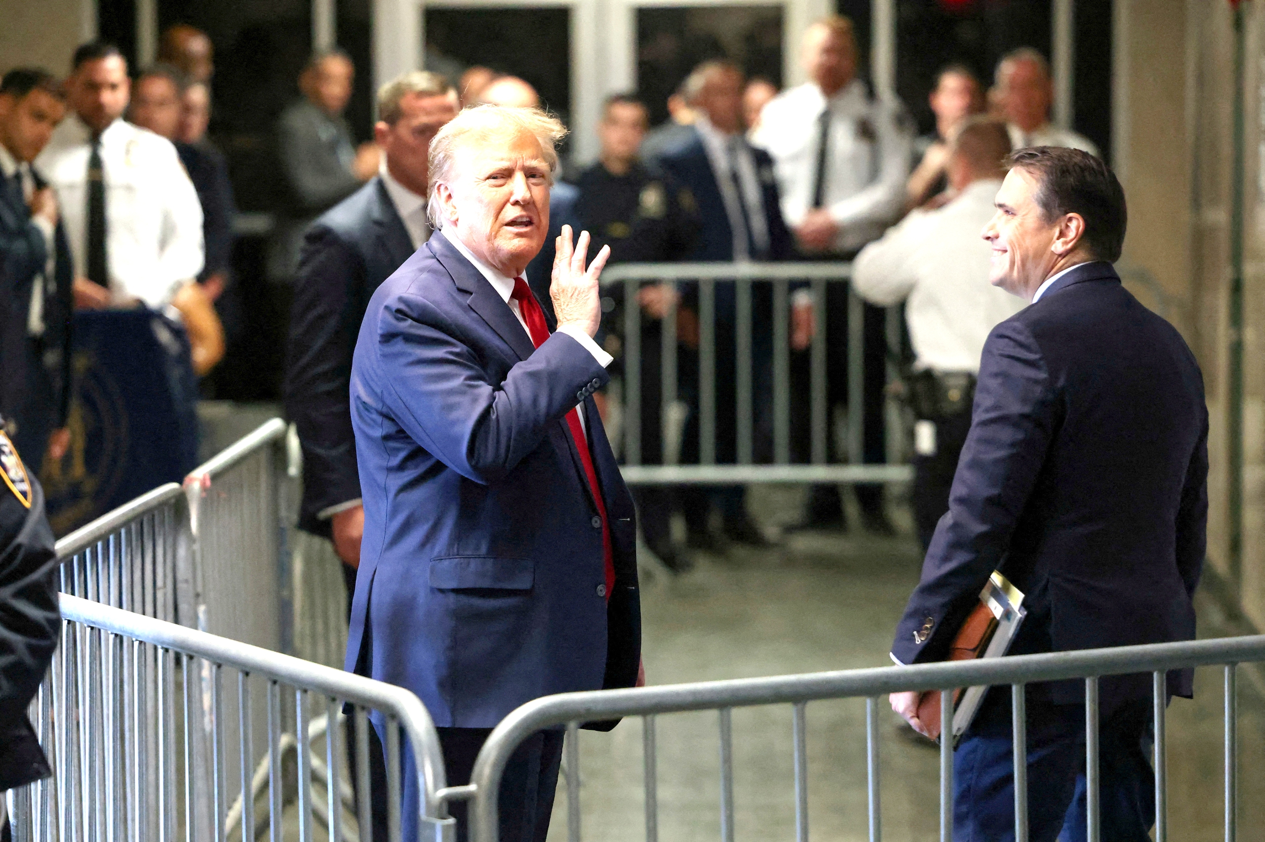 Thẩm phán bảo vệ nhân chứng trong vụ xử ông Trump- Ảnh 1. Cựu Tổng thống Mỹ Donald Trump bên ngoài một tòa án ở New York gần đây