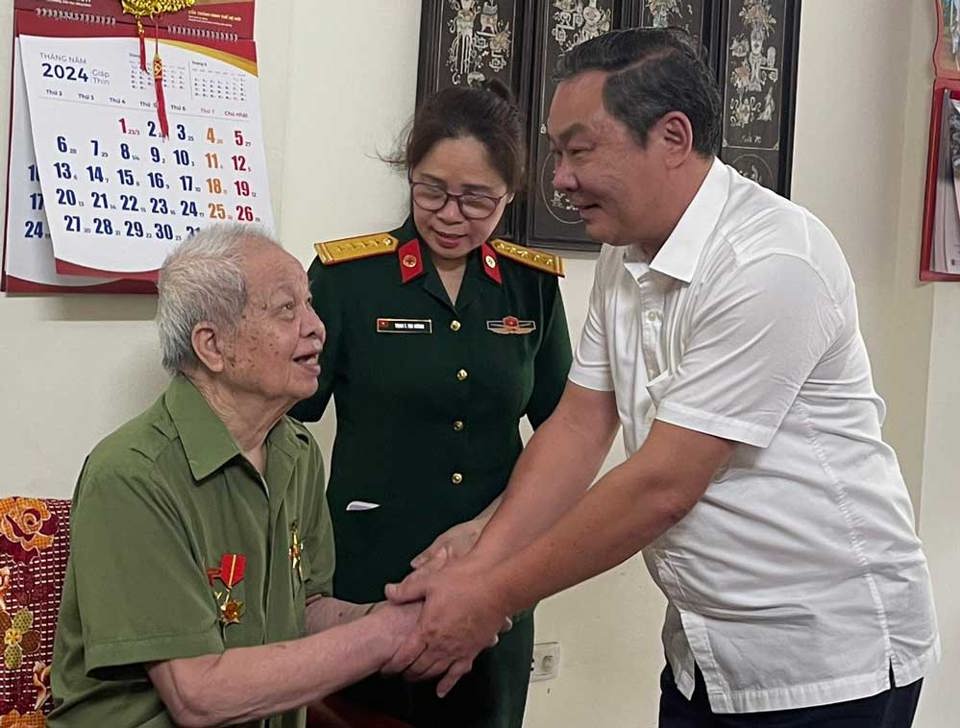 Phó Chủ tịch Thường trực UBND TP Lê Hồng Sơn thăm hỏi ông Trịnh Bá Quyền, chiến sĩ Điện Biên Phủ.