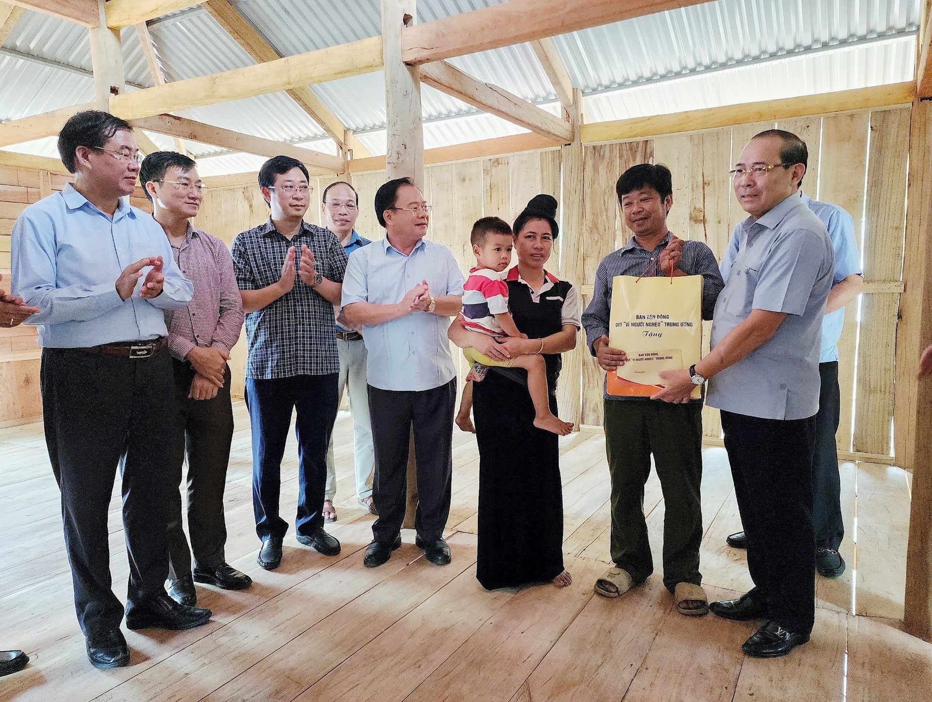 Der stellvertretende Vorsitzende des Zentralkomitees der Vaterländischen Front Vietnams, Hoang Cong Thuy, besuchte die Familie von Herrn Lo Van Long in ihrem neuen Haus in der Gemeinde Na Sang im Bezirk Muong Cha und überreichte ihr Geschenke. Foto: Ngo Hung.