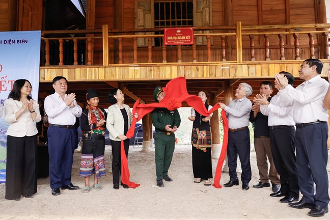 Standing member of the Secretariat, Head of the Central Organizing Committee Truong Thi Mai and delegates attending the inauguration ceremony of the great solidarity house for Mr. Lo Van Minh's family, Kho Mu ethnic group, Co Puc village, Hua Thanh commune, Dien district Record. Photo: Quang Vinh