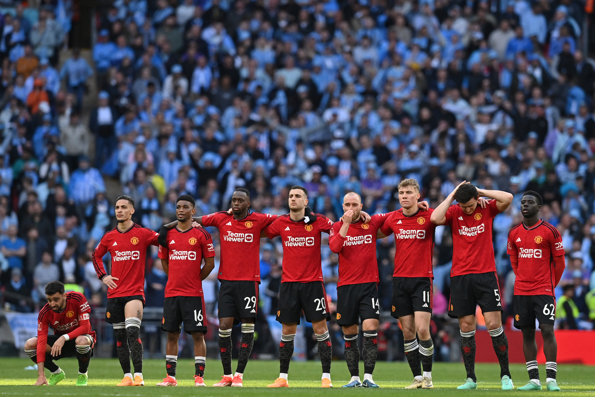 Thắng hú vía Coventry City, M.U đụng độ kình địch Man City ở chung kết Cúp FA- Ảnh 1. M.U (áo đỏ) gặp đối thủ dễ thở nhưng vẫn phải nhọc nhằn đến loạt đá 11 m mới giành quyền vào chung kết Cúp FA