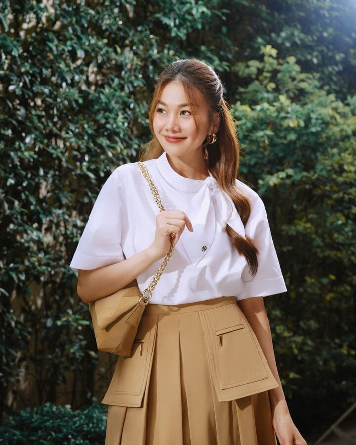 Thanh Hằng là một trong những siêu mẫu thành công và có sức ảnh hưởng lớn trong làng giải trí Việt. Cách đây không lâu, người đẹp kết hôn với nhạc trưởng Trần Nhật Minh.