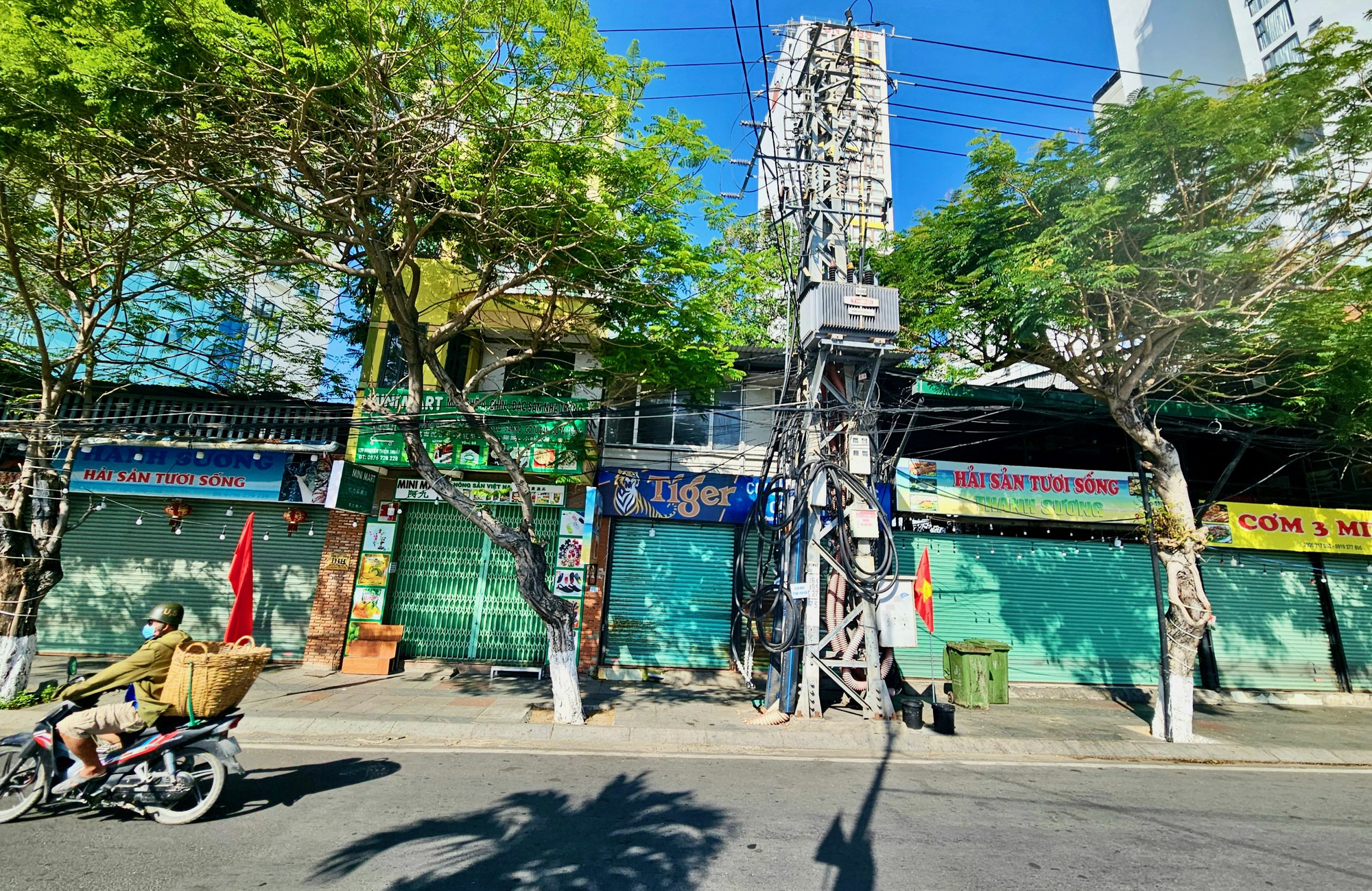 Thạnh Sương lập lờ với Thanh Sương: Quán nhái hại quán thật ở Nha Trang- Ảnh 1. Có đến 2 quán hải sản mang tên "Thạnh Sương" trên đường Trần Phú, Nha Trang - Ảnh: MINH CHIẾN
