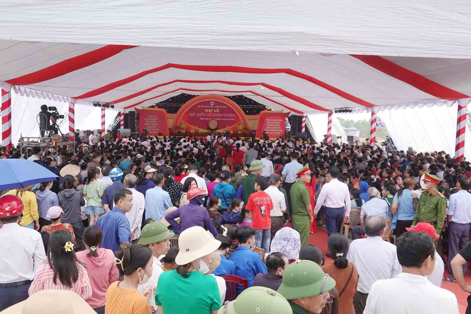 Rất đông đại biểu là lãnh đạo địa phương và bà con nhân dân dự lễ giỗ tổ Hùng Vương ở Khu di tích Đại Hùng (thị xã Hồng Lĩnh). Ảnh: Trần Tuấn.