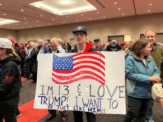 Cử tri trẻ tuổi cầm bảng hiệu ủng hộ Trump tại sự kiện vận động của ông ở Green Bay, Wisconsin hôm 2/4. Ảnh: Reuters