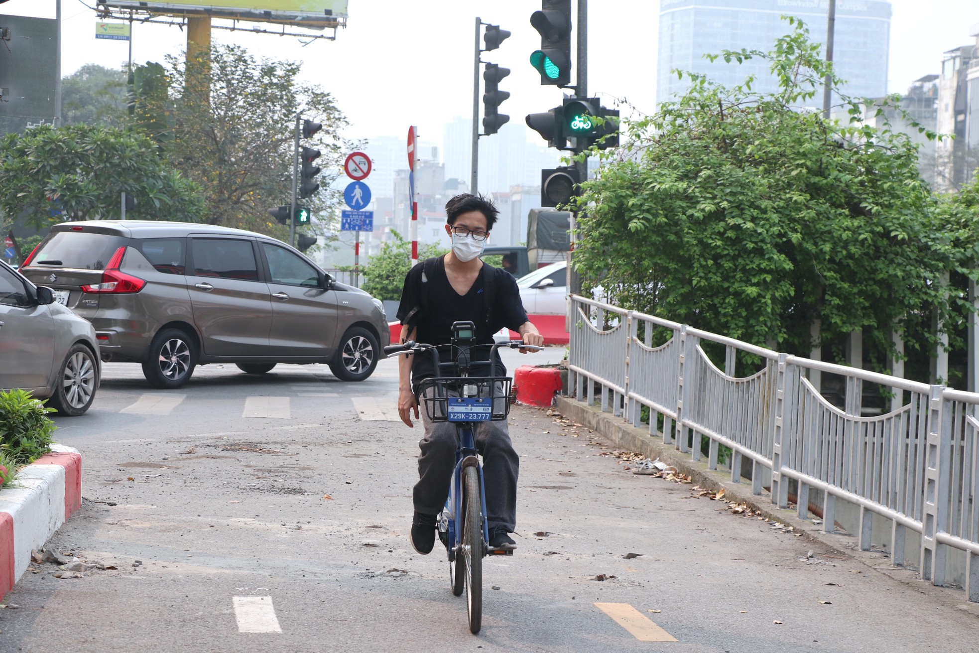 Tháo rào chắn, xe máy 'chen chân' vào tuyến đường dành riêng cho xe đạp ven sông Tô Lịch ảnh 1