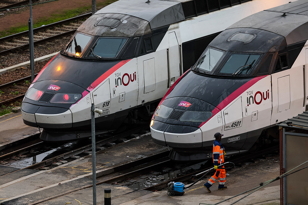 Thế giới chạy đua xây đường sắt cao tốc- Ảnh 1. Các đoàn tàu cao tốc TGV InOui tại TP.Paris (Pháp)