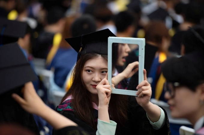 Nhiều sinh viên tốt nghiệp chọn về quê hương thay vì bám trụ ở thành phố. Ảnh minh họa: Stringer/Reuters
