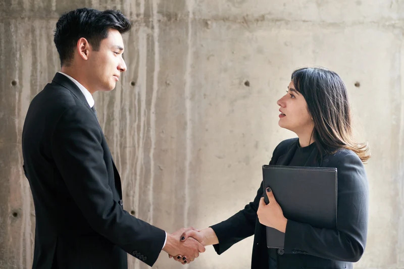 Thế nào là lời xin lỗi chân thành và hiệu quả?- Ảnh 1. Biết cách xin lỗi sẽ giúp hàn gắn những tổn thương - Ảnh minh họa: BetterUp