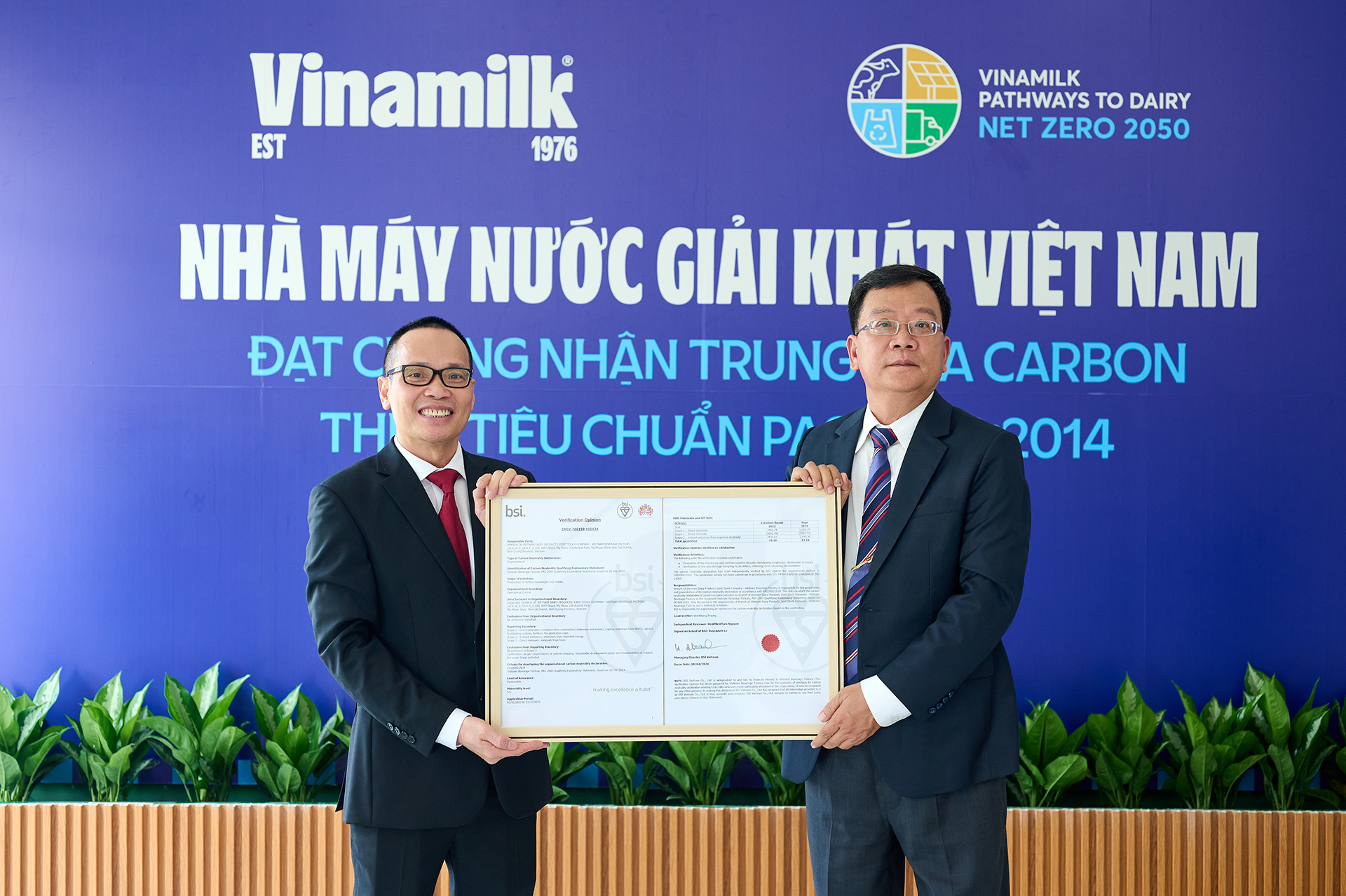 Thêm nhà máy đạt trung hòa carbon, Vinamilk tiến nhanh trên hành trình Net Zero 2050- Ảnh 1. Ông Lê Duyên Anh, Tổng giám đốc BSI Việt Nam (bên trái) trao chứng nhận trung hòa carbon cho ông Nguyễn Thế Hòa - Giám đốc Nhà máy Nước giải khát Việt Nam (bên phải)