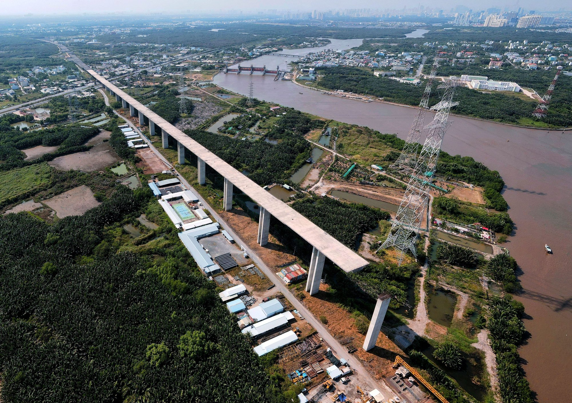 Thi công lại sau nhiều năm, cao tốc Bến Lức - Long Thành lại chậm tiến độ- Ảnh 1. Thi công lại sau nhiều năm, cao tốc Bến Lức - Long Thành lại chậm tiến độ- Ảnh 1.